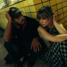 聆聽 Scratching、觀看音樂影片、閱讀小傳、查看巡演日期等！