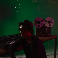 HEOを聴いたり、ミュージックビデオを鑑賞したり、経歴やツアー日程などを確認したりしましょう！