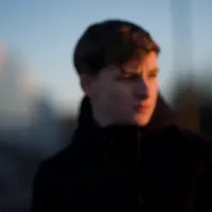 Saxoを聴いたり、ミュージックビデオを鑑賞したり、経歴やツアー日程などを確認したりしましょう！