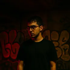 Poslechněte si interpreta YiğitZapkinus, sledujte hudební videa, přečtěte si životopis, podívejte se na data turné a další informace.