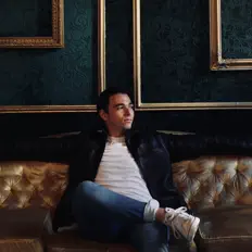 聆聽 T-FINNY、觀看音樂影片、閱讀小傳、查看巡演日期等！