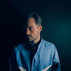 Poslechněte si interpreta The Gladstone, sledujte hudební videa, přečtěte si životopis, podívejte se na data turné a další informace.