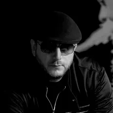 Écoutez Jeff (aka Moveks), regardez des vidéoclips, lisez la biographie, consultez les dates de tournée et plus encore !