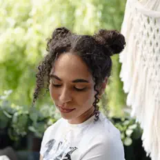 Poslechněte si interpreta Zalea, sledujte hudební videa, přečtěte si životopis, podívejte se na data turné a další informace.