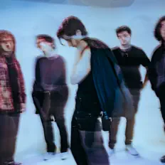 Outsider Heartを聴いたり、ミュージックビデオを鑑賞したり、経歴やツアー日程などを確認したりしましょう！