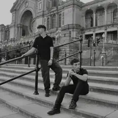 聆聽 jnj、觀看音樂影片、閱讀小傳、查看巡演日期等！