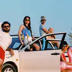 Escucha a IZETA, mira videos musicales, lee su biografía, consulta las fechas de las gira y más.