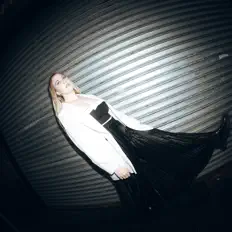 收听 Naomi Grace、观看音乐视频、阅读小传、查看巡演日期等 ！