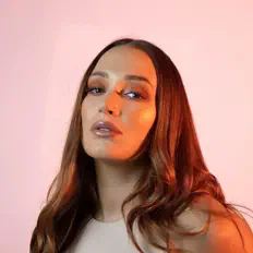 Hör dir Ella Monnery an, schau dir Musikvideos an, lies die Biografie, finde Tourdaten und mehr!