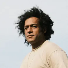 Ascolta Makaya McCraven, guarda video musicali, leggi la biografia, vedi le date del tour & altro!