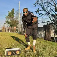 聆聽 undefined、觀看音樂影片、閱讀小傳、查看巡演日期等！