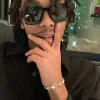 undefinedを聴いたり、ミュージックビデオを鑑賞したり、経歴やツアー日程などを確認したりしましょう！