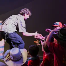 Ouça Noah Holmes, assista a videoclipes, leia a biografia, veja as datas das turnês e mais!