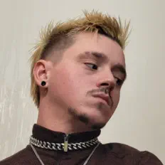 收听 Unalive、观看音乐视频、阅读小传、查看巡演日期等 ！