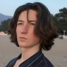 聆聽 Golden Boy、觀看音樂影片、閱讀小傳、查看巡演日期等！