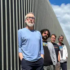 Òveraを聴いたり、ミュージックビデオを鑑賞したり、経歴やツアー日程などを確認したりしましょう！