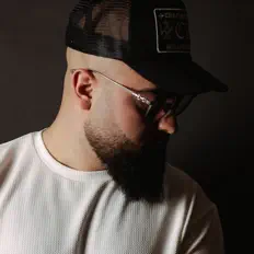 Dengarkan EL - GHOSS, tonton video musik, baca bio, lihat tanggal tur & lainnya!