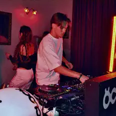 Kamiel을(를) 듣고, 뮤직 비디오를 보고, 약력을 읽고, 투어 일정 등을 확인하세요!