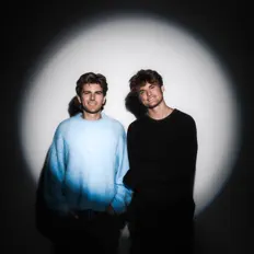 TWINSICK सुनें, म्यूज़िक वीडियो देखें, बायो पढ़ें, दौरे की तारीखें और बहुत कुछ देखें!