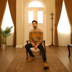 Poslechněte si interpreta Mirza, sledujte hudební videa, přečtěte si životopis, podívejte se na data turné a další informace.