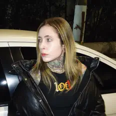 SARTØRを聴いたり、ミュージックビデオを鑑賞したり、経歴やツアー日程などを確認したりしましょう！