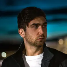 聆聽 RYZY、觀看音樂影片、閱讀小傳、查看巡演日期等！