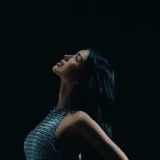 Hör dir Erika Tham an, schau dir Musikvideos an, lies die Biografie, finde Tourdaten und mehr!
