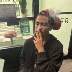 Patekを聴いたり、ミュージックビデオを鑑賞したり、経歴やツアー日程などを確認したりしましょう！