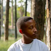 Poslechněte si interpreta undefined, sledujte hudební videa, přečtěte si životopis, podívejte se na data turné a další informace.