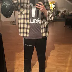 $stacker सुनें, म्यूज़िक वीडियो देखें, बायो पढ़ें, दौरे की तारीखें और बहुत कुछ देखें!