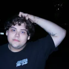 polarを聴いたり、ミュージックビデオを鑑賞したり、経歴やツアー日程などを確認したりしましょう！