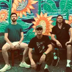 Posłuchaj wykonawcy Lifted Riffs, obejrzyj teledyski, przeczytaj biografię, zobacz daty tras koncertowych i nie tylko!