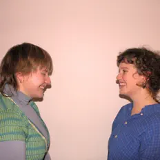 Hör dir OHM an, schau dir Musikvideos an, lies die Biografie, finde Tourdaten und mehr!