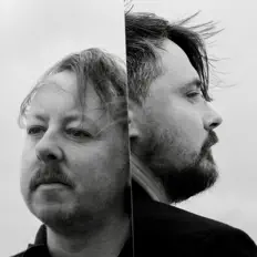 聆聽 TENDER、觀看音樂影片、閱讀小傳、查看巡演日期等！