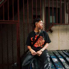 聆聽 Izzy、觀看音樂影片、閱讀小傳、查看巡演日期等！