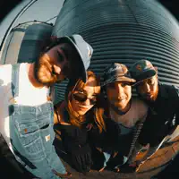 Hör dir undefined an, schau dir Musikvideos an, lies die Biografie, finde Tourdaten und mehr!