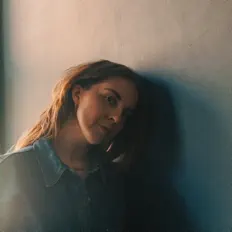 聆聽 Charlotte Carpenter、觀看音樂影片、閱讀小傳、查看巡演日期等！