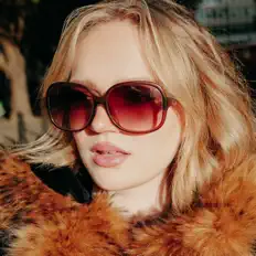 聆聽 SAPPHIRE、觀看音樂影片、閱讀小傳、查看巡演日期等！