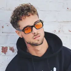 Poslechněte si interpreta NICS, sledujte hudební videa, přečtěte si životopis, podívejte se na data turné a další informace.