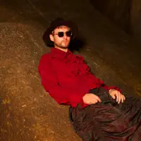 Ascolta undefined, guarda video musicali, leggi la biografia, vedi le date del tour & altro!
