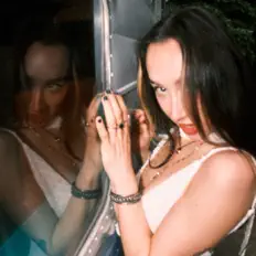 收听 Natalie Carr、观看音乐视频、阅读小传、查看巡演日期等 ！