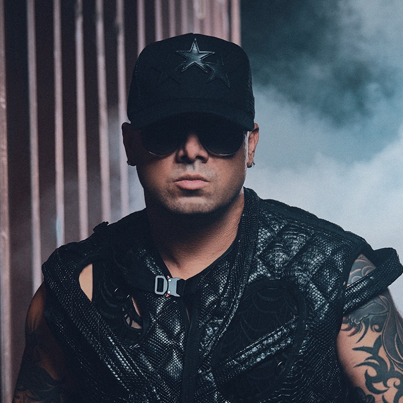 Escápate Conmigo (feat. Ozuna) - Wisin