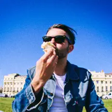Poslechněte si interpreta Danny George, sledujte hudební videa, přečtěte si životopis, podívejte se na data turné a další informace.