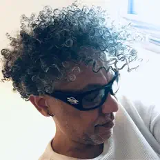 Stuart Mansfieldを聴いたり、ミュージックビデオを鑑賞したり、経歴やツアー日程などを確認したりしましょう！