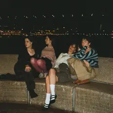 聆聽 Body Type、觀看音樂影片、閱讀小傳、查看巡演日期等！