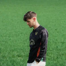 Luister naar KZZR, bekijk muziekvideo's, lees de bio, bekijk de tourdata, en meer!