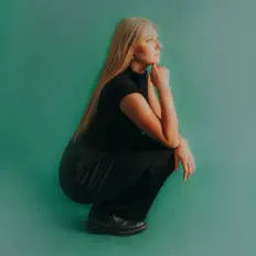Escucha a KIN, mira videos musicales, lee su biografía, consulta las fechas de las gira y más.