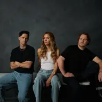 undefinedを聴いたり、ミュージックビデオを鑑賞したり、経歴やツアー日程などを確認したりしましょう！