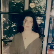 Temmを聴いたり、ミュージックビデオを鑑賞したり、経歴やツアー日程などを確認したりしましょう！