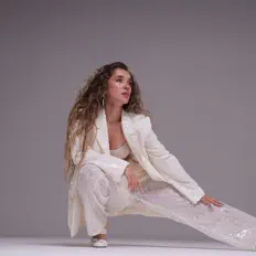 Listen to GWEN DE LIEN, watch music videos, read bio, see tour dates & more!